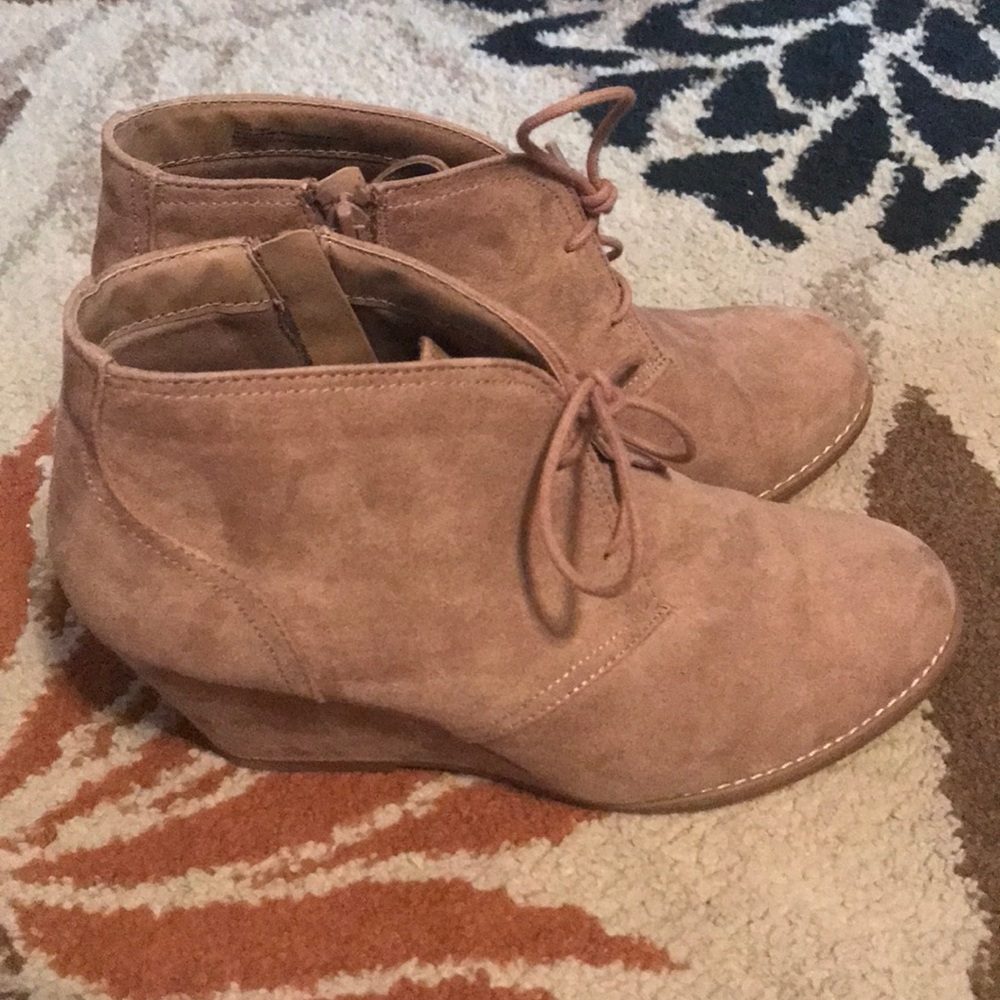 Universal Thread Taupe Wedge Booties